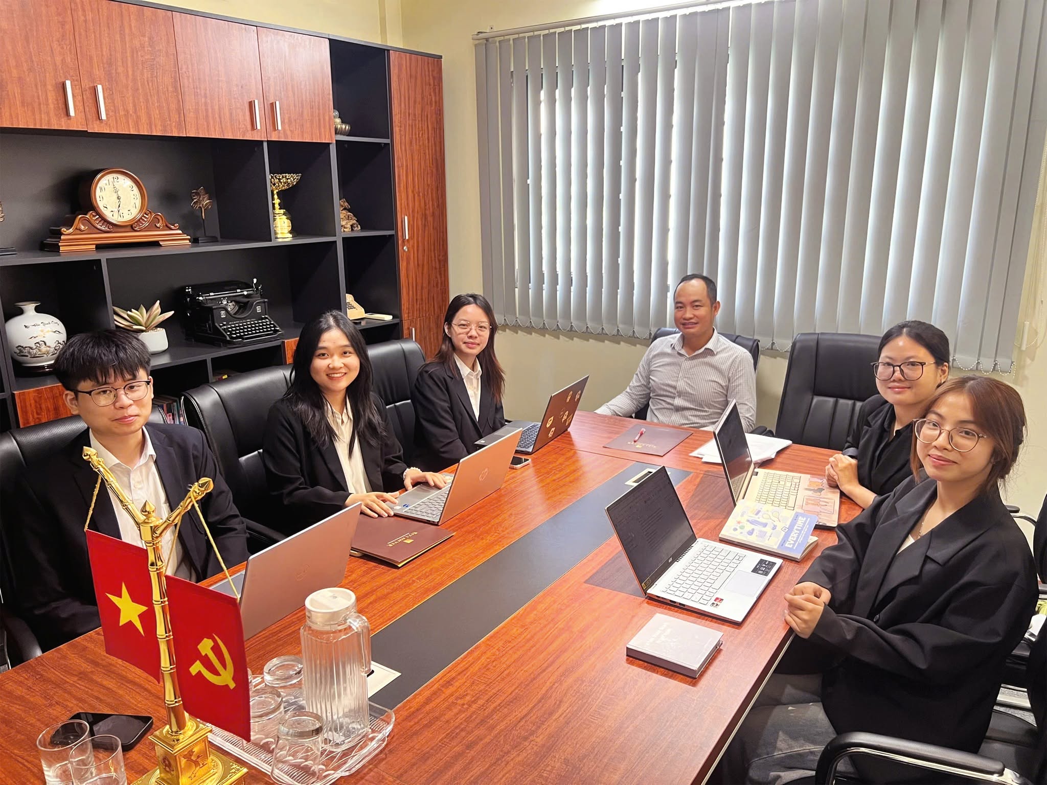 Bizlawyer Va Sinh Vien Ngoai Thuong Kien Tap - Bizlawyer
