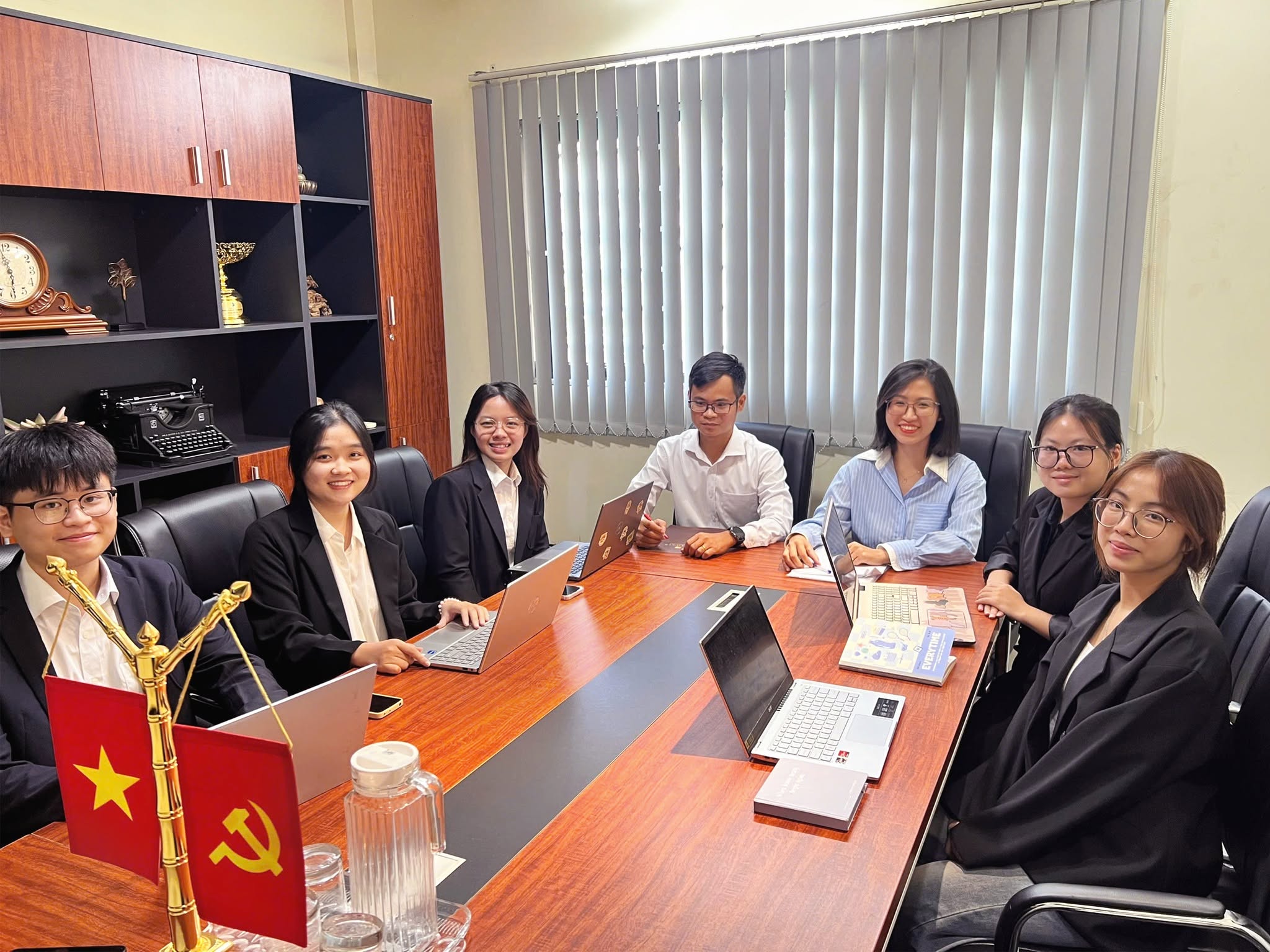 Bizlawyer Va Sinh Vien Ngoai Thuong - Bizlawyer