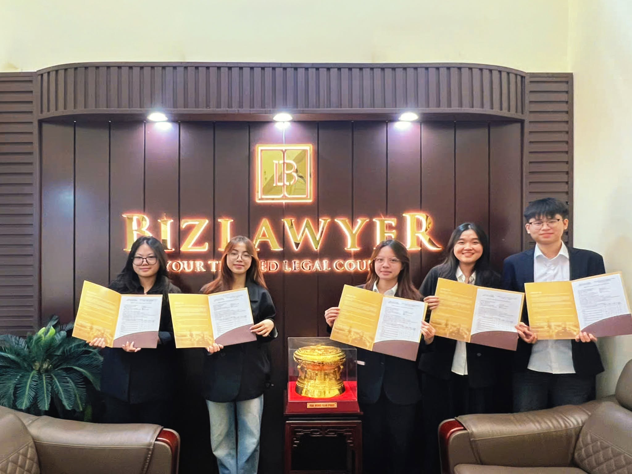 Sinh Vien Ngoai Thuong - Bizlawyer